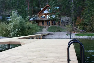 Image de Cabane en rondins moderne sur le lac Okanagan, plage privée, grand quai, élévateur et lancement