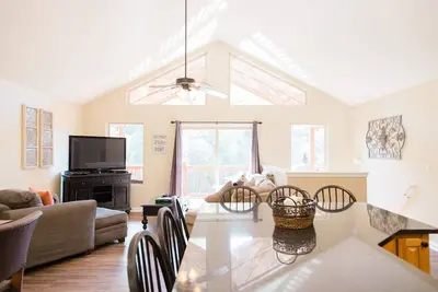 Image de Great Escape - Magnifique au bord du lac, 9 chambres, 5 salles de bains, quai à 2 étages avec toboggan!
