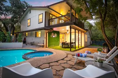 Image de 6 Br 3 Bth, 16 personnes avec piscine privée et bain à remous