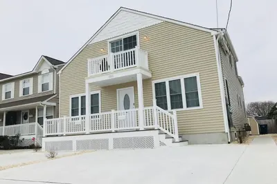 Image de Il Ne Reste Que 3 PREMIÈRES Semaines! 4 chambres, 4 salles de bain charmeur! 1 pâté de maisons de la plage