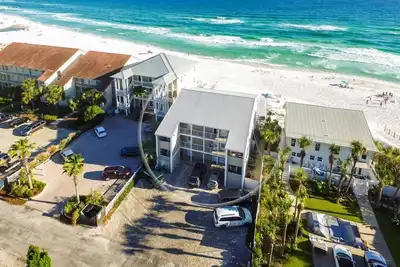 Image de Beachfront Condo - rez de chaussée et à quelques pas de la plage!