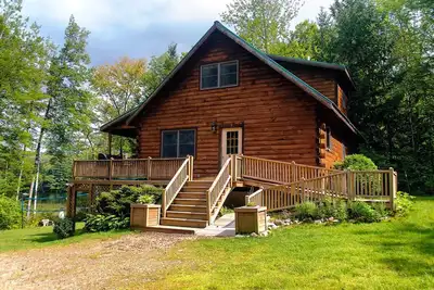 Image de Maine maison au bord du lac, entièrement équipée, 3 chambres, 2 salles de bain, 8 couchages, bain à remous, des bateaux