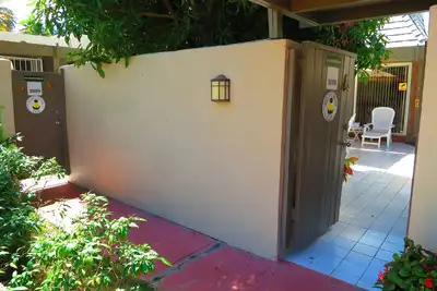 Image de Grand plan d'étage ouvert, studio avec chambre à coucher et cuisine complète. 50m de la plage