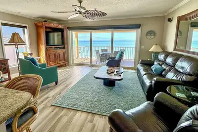 Image de Condo face au golfe w / piscine partagée et une vue imprenable, moments à la plage