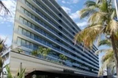 Image de Condo luxueux avec des vues imprenables sur la marina