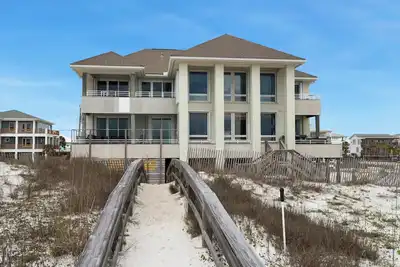 Image de Incroyable maison en bord de plage avec tant à offrir - plus de 5000 pieds carrés - Rénové!