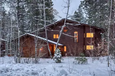 Image de Magnifiquement rénové maison avec bain à remous, situé à l'intérieur de Northstar Resort!