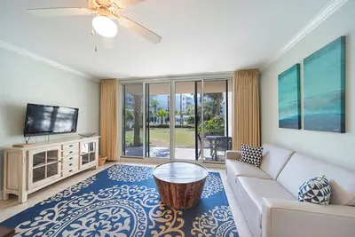Image de Waterscape B228 ~ Ground Floor ~ Designer Remodel ~ Walk Right Out à la piscine! !