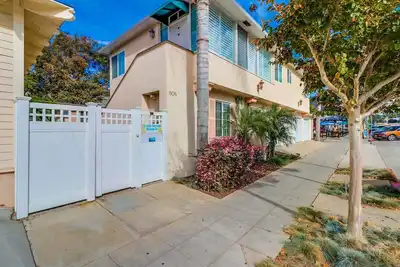 Image de Blue Topaz: Appartement avec A / C au coeur du village, à pied des commerces et restaurants.