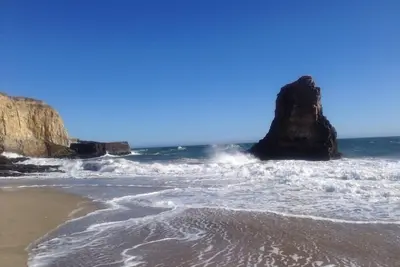 Image de Amazing Coastal Beach House! Situé à 9 milles au nord de Santa Cruz, à pied de la plage!