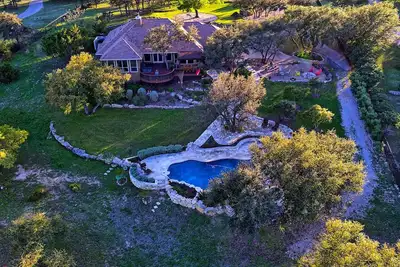 Image de Spacieux 3 acres Hilltop Estate w \/ vues infinies du célèbre Texas Hill Country