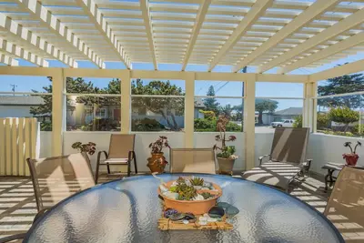 Image de Confortable et confortable maison bien meublée à seulement 2 pâtés de maisons de la plage!