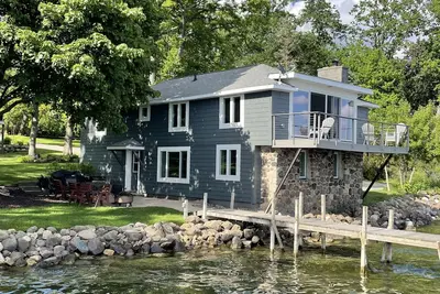 Image de 4 Bdrm 2 Bath Cottage sur les rives du lac Vert
