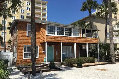 Image de Steps To The Beach - Récemment rénové 2/1 Appartement au premier étage avec vue sur l'océan