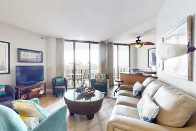 Image de Nouvelle Liste! Spacieux condo en bord de mer avec piscine partagée, bain à remous et vue sur la plage