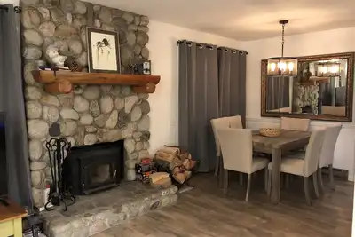 Image de Condo rénové, près de tout! Bain à remous 1bd / 1bth, sauna, salle de jeux