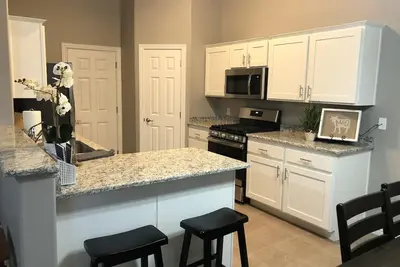 Image de Nouveau Maison familiale près du centre-ville, du ski et du golf.