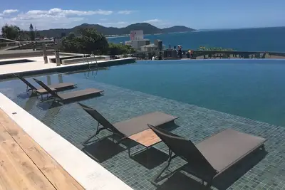Image de Nouveau design - aire de jeux avec piscine à débordement et vue spectaculaire