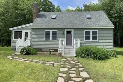 Image de Nouveau sur le marché! Chalet récemment rénové à seulement une promenade de la plage