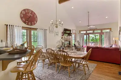 Image de 5 ÉTOILES! ! Faites Un Tour Virtuel! ! ! 4 chambres / 4 salles de bain / bain à remous / petit déjeuner complet / salle de jeux avec divan-lits