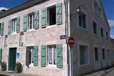 Image de Chambre d'hôtes calme et spacieuse avec piscine et grande terrasse.