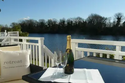 Image de Superbe lodge de vacances au bord du lac pour les animaux de compagnie et la retraite parfaite Cotswold
