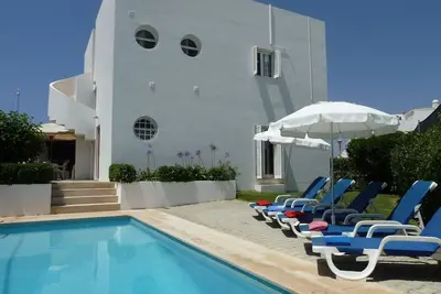Image de Qualité villa de 4 chambres air conditionné, piscine privée, Nr. la plage et tout! Tout à pied