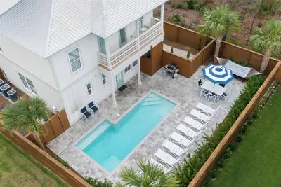Image de Luxe tout neuf! 8 chambres / 8 salles de bain, piscine privée, voiturette de golf gratuite pour 6 passagers!