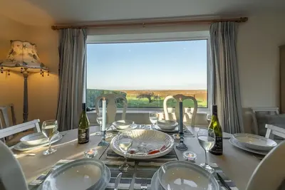 Image de Un chalet spacieux avec une vue imprenable sur les marais salants à Brancaster Staithe.