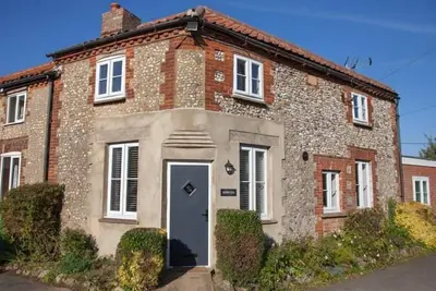 Image de Une maison de campagne récemment rénovée avec brio et silex