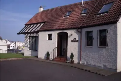 Image de Une superbe maison de 3 chambres avec une vue imprenable sur le port de Lower Largo