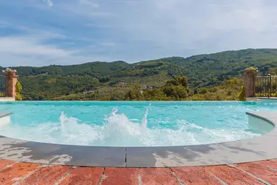 Villa Il Castagno, située à Monsummano Terme, en Toscane, avec 7 chambres, jardins et piscine