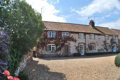 Image de Un exemple charmant d'un chalet traditionnel en briques et en silex de Norfolk à Thornham.
