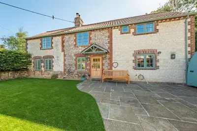 Image de Pine Cottage est un chalet de luxe fabuleux, situé dans le centre du village de Thornham. 6 personnes