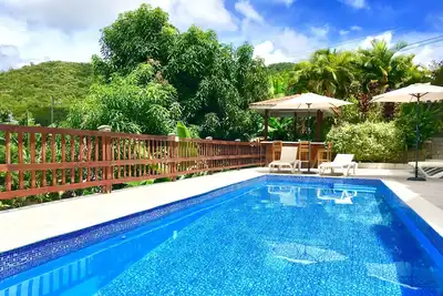 Image de La suite Papaya est une retraite relaxante avec une vue imprenable sur la baie de Marigot.
