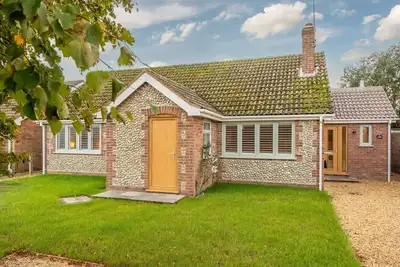 Image de Un bungalow spacieux avec un joli jardin fermé pour chiens orienté sud