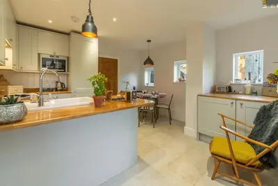 Image de 12 Barnwell Cottages est un traditionnel chalet de terrasse fin Norfolk situé dans la vi