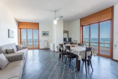 Image de Appartement confortable avec vue sur la mer