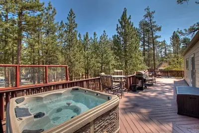 Image de Tranquil Bears Den: Salle de jeux avec table de billard, ping-pong, air hockey et plus Jacuzzi! Marchez vers le lac!