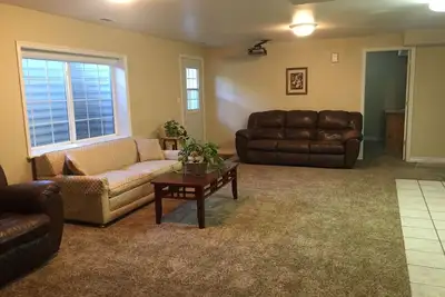 Image de Appartement sous-sol spacieux de 3 chambres avec cuisine complète et grand salon. <br><br>
