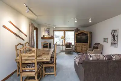 Image de Condo de luxe avec 2 chambres et 2 salles de bain.