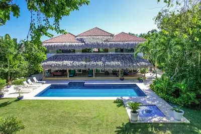 Image de Villa Frontale De Golf Tropical Avec Piscine, Jacuzzi, Touring Cart & Maid - Pres De La Plage
