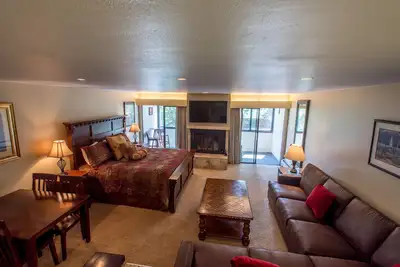 Image de Ski-in / Out studio avec lit king. WiFi gratuit, parking.