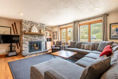 Image de Magnifique condo Ski-in / Walk-out, 10 personnes, bain à remous extérieur, wifi gratuit et parking.