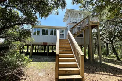 Image de Kith And Kin: Vieux cottage de style Ocracoke, spacieux porche grillagé.