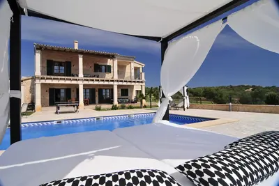 Image de Villa de luxe avec piscine privée, Bbq, balançoires, court de tennis, volley, gym