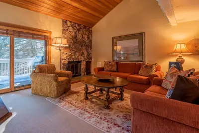 Image de Condo à 3 niveaux - Cuisine spacieuse avec comptoirs en pierre. Spa sur la propriété.
