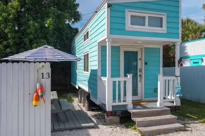 Image de Tiny Aqua Oasis - Tiny House qui peut accueillir 6 confortablement WiFi gratuit