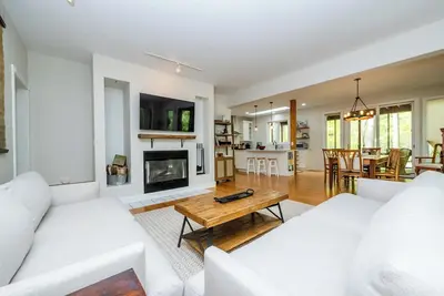 Image de Retraite magnifique à Union Pier avec accès Deeded Beach!