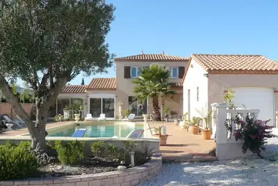 Image de Villa clôturée dans domaine de 1500 m² avec grande piscine